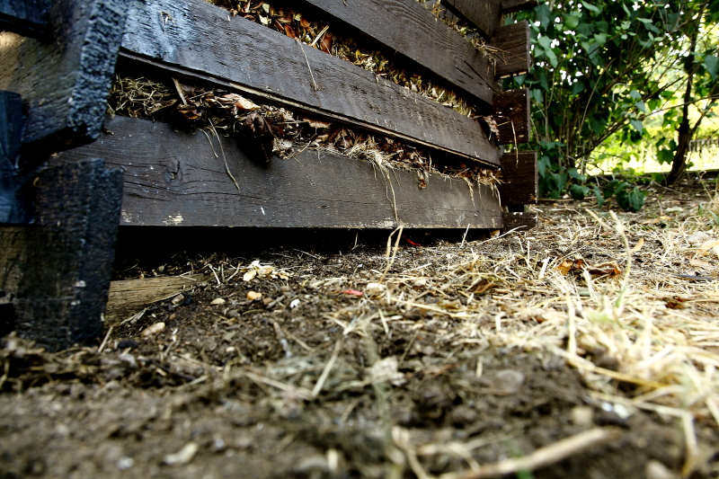 Ennél a komposztálónál a deszkaelemek közötti rések nem elég nagyok ahhoz, hogy a sünök be tudjanak mászni (Fotó: Orbán Zoltán).