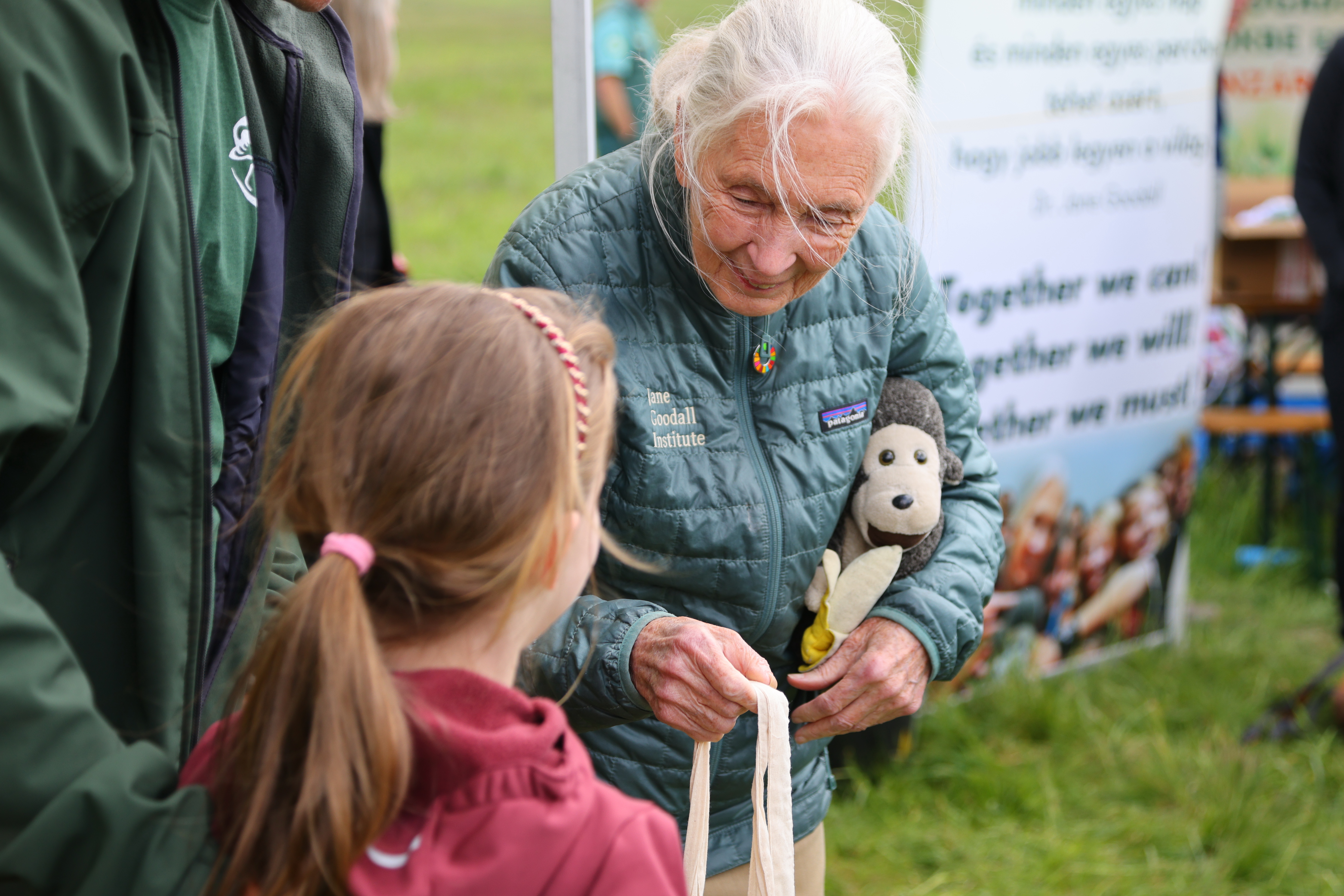 Az "Év kétéltűje" rajzpályázat díjazottjai személyesen Jane Goodall-tól vehették át ajándékaikat (Fotó: Rahme Nikola)