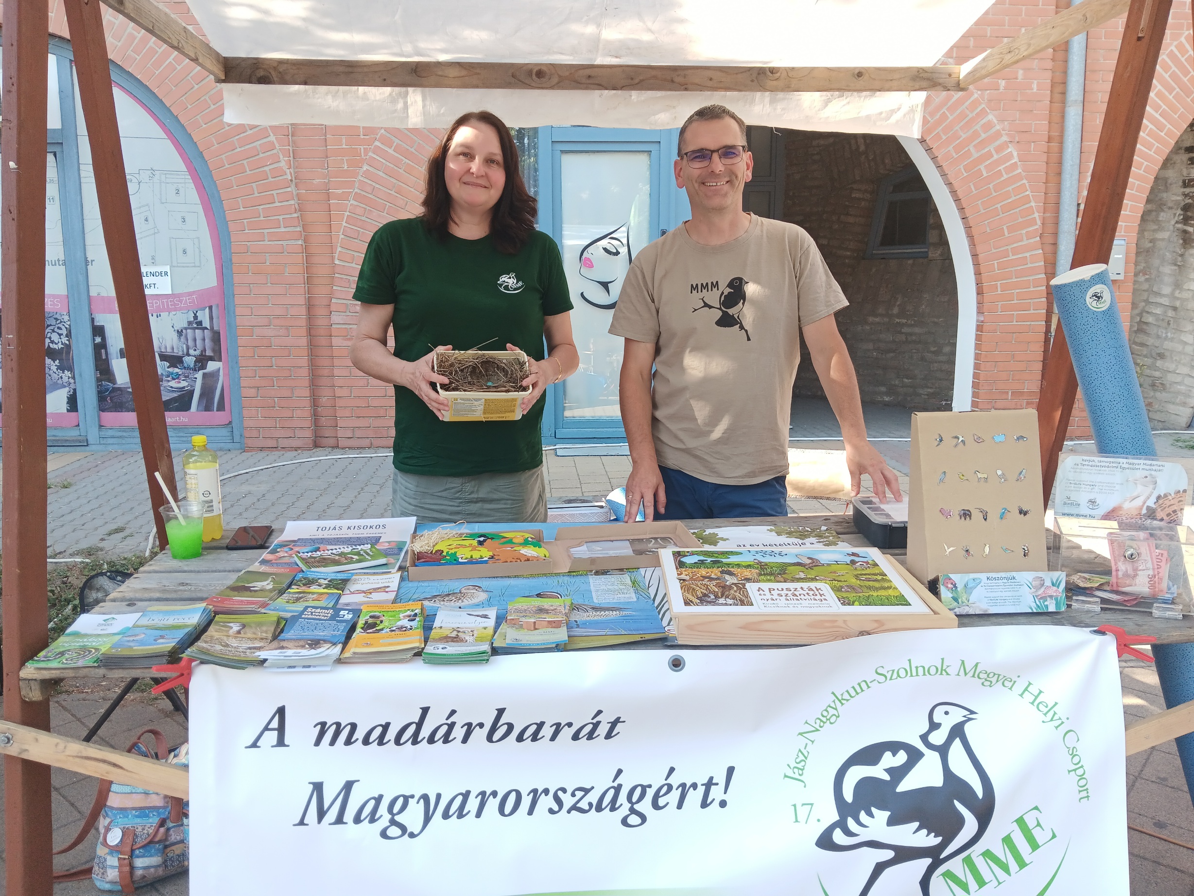 önkéntesek a pultnál