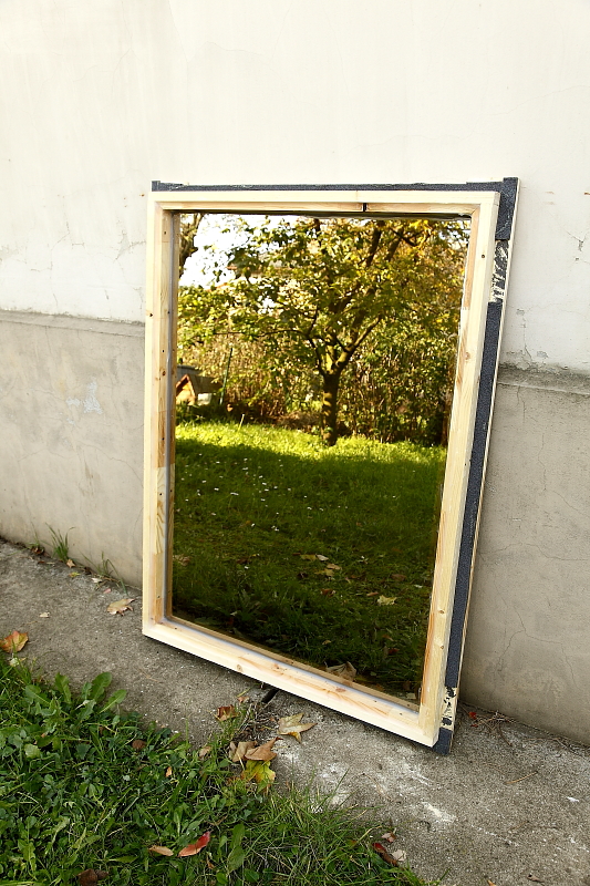 Példa egy reflexiós üvegű ablakbetétre. A szürke szigetelőrétegben látott kivágásokba (a jobb oldali látszik) a leakasztott ablakok pántjai illeszkednek (Fotó: Orbán Zoltán).