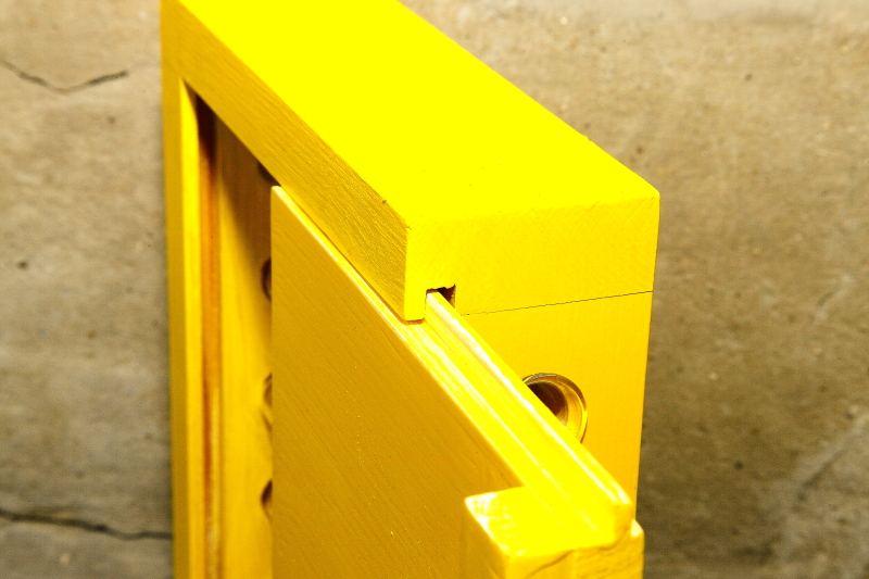 A csúszó ajtó csapolása nem csak az ajtólap megfelelő futását, de a doboz belsejének kellő sötétítését és csapadék elleni védelmét is biztosítja (Fotó: Orbán Zoltán).