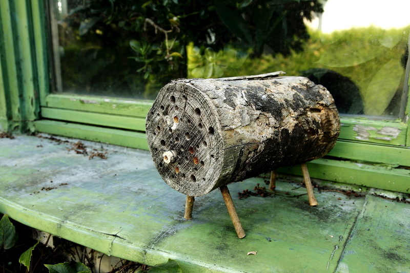 A tűzifakugli látvány-méhecskehotelnek lábat is készíthetünk, így ablakpárkányra, tornácra is állítható "darázsgarázs-malacot" kapunk (Fotó: Orbán Zoltán).