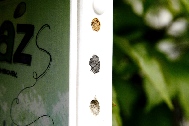 A különböző talajokból készült, eltérő színű sárdugók jelzik, hogy a méhek a dobozka minden kémcső lakókamráját használatba vették (Fotó: Orbán Zoltán).