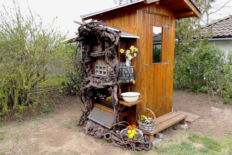 A szekrényes méhecskehotel egy finn udvari komposzt WC (becsületes magyar nevén budi) déli falához épült (Fotó: Orbán Zoltán)