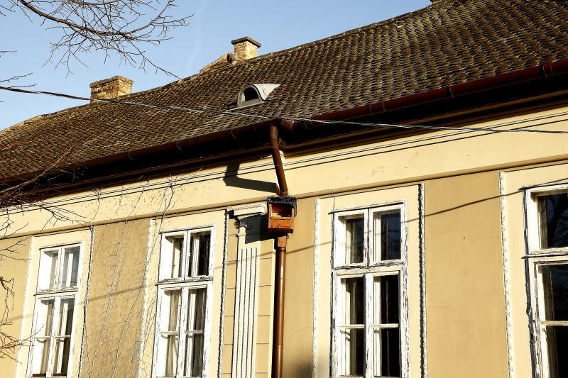 Erdei fülesbagolynak szánt vércse költőláda ereszcsatornára rögzítve épületre kihelyezve (Fotó: Orbán Zoltán).