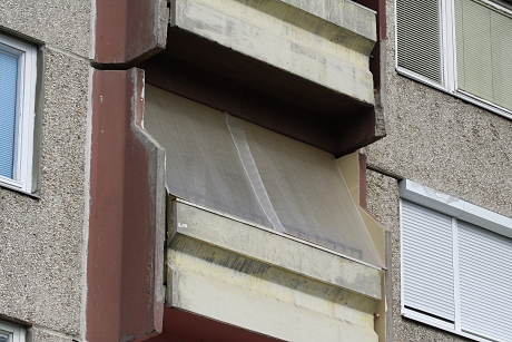 Panelház erkélye szúnyoghálóval lezárva a parlagi galambok elől (Fotó: Orbán Zoltán).