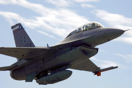 F-16-os vadászgép (Fotó: wallpapergate.com)