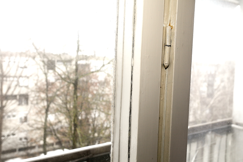 A lakóházak és munkahelyek ablakai a minél jobb hő- és zajszigetelés érdekében többnyire dupla üvegesek, ami különösen a régebbi épületeknél jelentősen ronthatja a képek minőségét. Erre a problémára is megoldást kínál az alábbi megoldás (Fotó: Orbán Zoltán).
