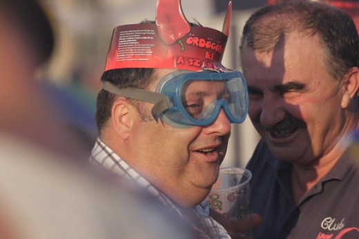 A bográcsok füstje elleni védekezés a Fesztiválon (Fotó: Orbán Zoltán). Bajai Halfőző Fesztivál 2010 (Fotó: Orbán Zoltán).