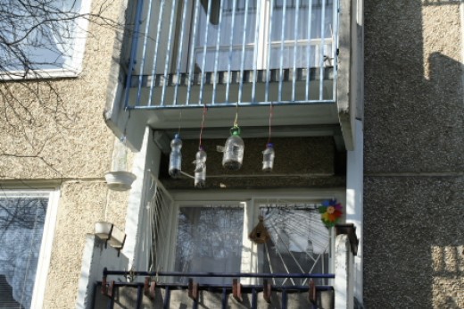Pillepalackból készült etetők egy fővárosi lakótelep erkélyén (Fotó: Orbán Zoltán). 