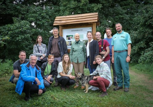 Jane Goodall a tanösvény megalkotóival (fotó: Balogh Boglárka) Jane Goodall a tanösvény megalkotóival (fotó: Balogh Boglárka)