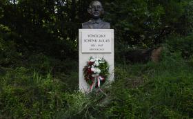 Schenk Jakab szobra a Jókai-kertben