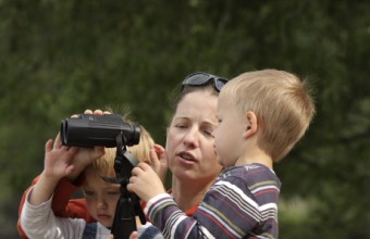 Anyuka a kisgyerekeinek mutatja meg a távcső használatát (Fotó: Orbán Zoltán). 