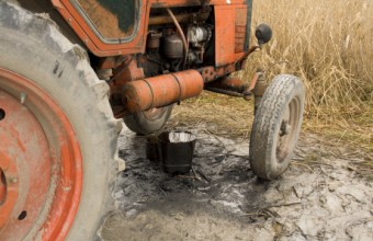 Olajfolyással szennyező traktor egy tó gátján (Fotó: Orbán Zoltán).