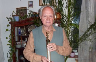 Schmidt Egon a Kossuth-díjjal (fotó: Haraszthy László)